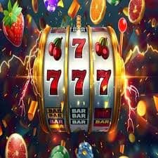 Tampilan permainan Live Casino baccarat dengan dealer wanita profesional di tus4d